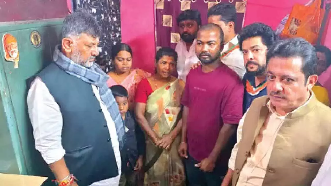 Karnataka: शिवकुमार ने मारे गए मज़दूर के परिवार से मुलाकात की, मदद का वादा किया Karnataka: शिवकुमार ने मारे गए मज़दूर के परिवार से मुलाकात की, मदद का वादा किया