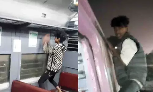 युवकों ने ट्रेन में किया खतरनाक स्टंट, Kolkata में मचाई अफरा-तफरी युवकों ने ट्रेन में किया खतरनाक स्टंट, Kolkata में मचाई अफरा-तफरी