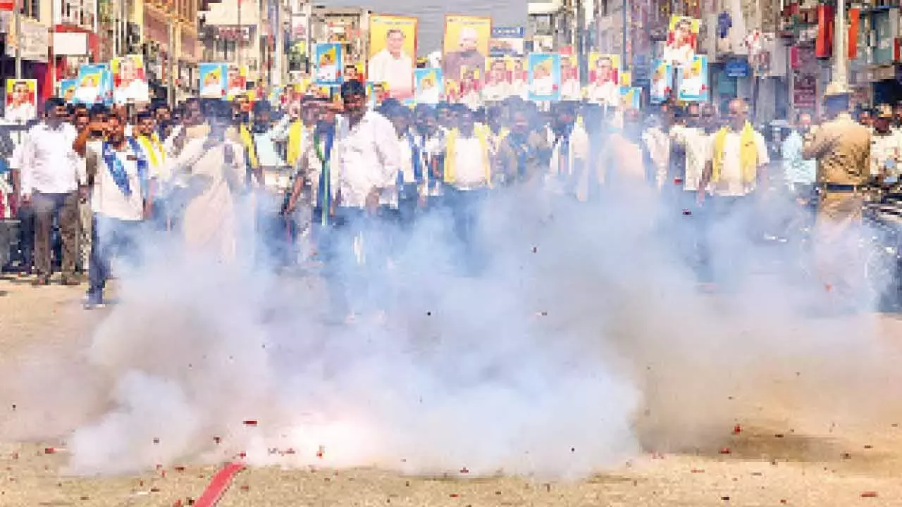 CM, डिप्टी सीएम के समर्थकों ने नेतृत्व पर अलग-अलग विचार व्यक्त किए CM, डिप्टी सीएम के समर्थकों ने नेतृत्व पर अलग-अलग विचार व्यक्त किए