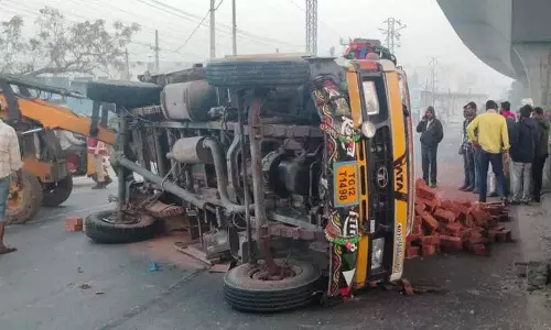 Hyderabad शिवरामपल्ली के पास मिनी लॉरी पलट गई