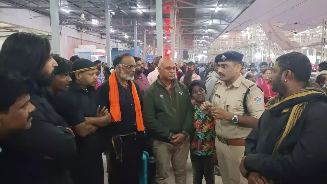 Railway पुलिस ने ज्वलनशील पदार्थ ले जाने के खतरों के बारे में यात्रियों को जागरूक करने के लिए Railway पुलिस ने ज्वलनशील पदार्थ ले जाने के खतरों के बारे में यात्रियों को जागरूक करने के लिए