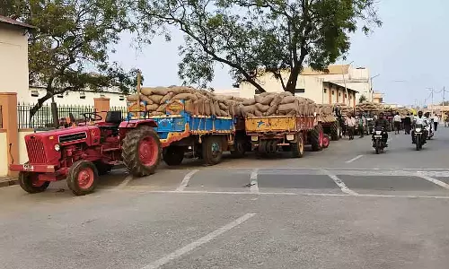 MSP कीमत पर मक्का की खरीद बंद होने से किसान नाराज़ MSP कीमत पर मक्का की खरीद बंद होने से किसान नाराज़