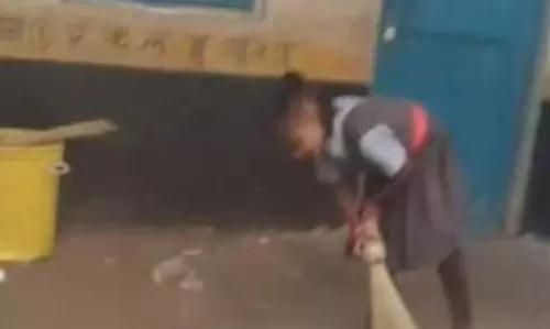 झाड़ू बच्चों के हाथ में, स्कूल का स्वीपर मना रहा छुट्टी