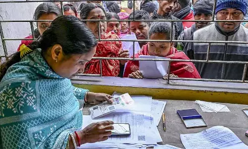 पश्चिम बंगाल में BLO की मौत, परिवार ने SIR के तहत काम का बहुत ज़्यादा दबाव होने का आरोप लगाया