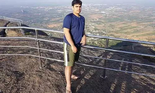 Bengaluru: यूरोप से इंजीनियरिंग की डिग्री पूरी करने वाले युवक की फर्श से गिरकर मौत हो गई Bengaluru: यूरोप से इंजीनियरिंग की डिग्री पूरी करने वाले युवक की फर्श से गिरकर मौत हो गई