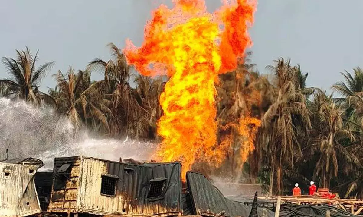 ONGC के कुएं में आग लगने से चार गांवों में डर का माहौल