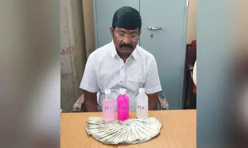 बंदोबस्ती निरीक्षक को ACB ने 50,000 रुपये की रिश्वत लेते गिरफ्तार किया बंदोबस्ती निरीक्षक को ACB ने 50,000 रुपये की रिश्वत लेते गिरफ्तार किया
