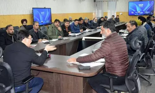 DC Baramulla ने कृषि और संबद्ध क्षेत्रों के तहत योजनाओं की प्रगति की समीक्षा की