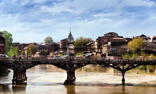 Srinagar में झेलम तटबंध को मजबूत करने के लिए 7.9 करोड़ रुपये Srinagar में झेलम तटबंध को मजबूत करने के लिए 7.9 करोड़ रुपये