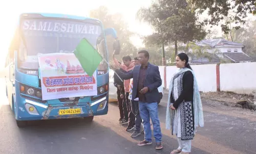 कलेक्टर डॉ संजय कन्नौजे ने तीर्थ यात्रियों के बस को हरी झंडी दिखाकर किया रवाना
