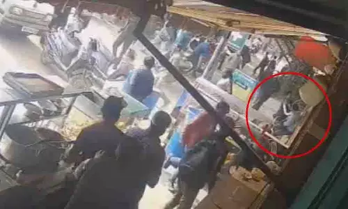 Gwalior में युवक को पुरानी दुश्मनी के चलते पीटा और गोली मारी गई Gwalior में युवक को पुरानी दुश्मनी के चलते पीटा और गोली मारी गई