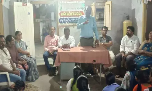 Nalgonda के अधिकारियों ने लड़कियों से मज़बूत रहने और आत्महत्या से बचने की अपील की Nalgonda के अधिकारियों ने लड़कियों से मज़बूत रहने और आत्महत्या से बचने की अपील की