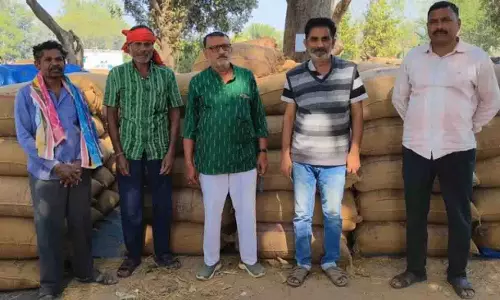 धान नहीं बिकने से Nuapada मंडी में किसानों की चिंता बढ़ी धान नहीं बिकने से Nuapada मंडी में किसानों की चिंता बढ़ी