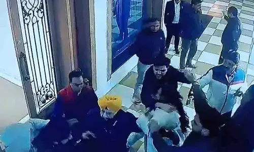 Meerut में रोड रेज हमले के दौरान गर्भवती महिला के पेट में लात मारी गई Meerut में रोड रेज हमले के दौरान गर्भवती महिला के पेट में लात मारी गई