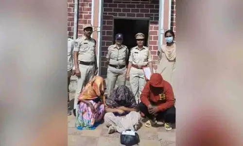 Hyderabad: धूलपेट में गांजा बेचने के आरोप में तीन लोग गिरफ्तार Hyderabad: धूलपेट में गांजा बेचने के आरोप में तीन लोग गिरफ्तार