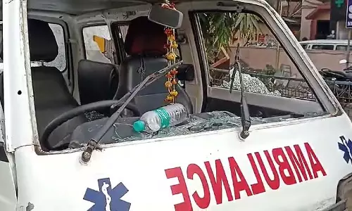 मरीज़ की मौत के बाद हुई तोड़फोड़ के बाद Howrah Hospital में तनाव मरीज़ की मौत के बाद हुई तोड़फोड़ के बाद Howrah Hospital में तनाव