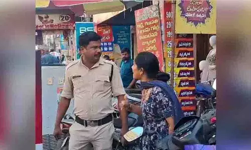 Warangal: पति के अफेयर पर महिला ने चाकू लहराकर हंगामा किया Warangal: पति के अफेयर पर महिला ने चाकू लहराकर हंगामा किया