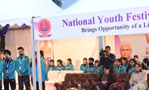 दिल्ली में युवा महोत्सव के लिए J&K दल को एल.जी. ने रवाना किया