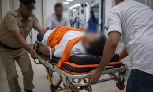 Bandra: चुनाव प्रचार के दौरान शिवसेना उम्मीदवार पर चाकू हमला Bandra: चुनाव प्रचार के दौरान शिवसेना उम्मीदवार पर चाकू हमला