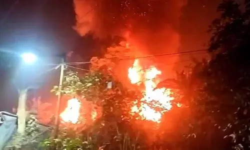 Kolkata में भीषण आग, कई घर जलकर खाक Kolkata में भीषण आग, कई घर जलकर खाक