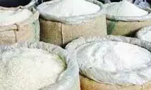 Telangana: PDS दुकानों में कचरा बन रहा चावल, नए स्टॉक में संक्रमण का डर