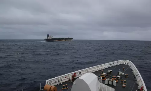 कई हफ्तों की खोज के बाद अमेरिका ने North Atlantic में रूसी ध्वज वाले टैंकर को जब्त कर लिया कई हफ्तों की खोज के बाद अमेरिका ने North Atlantic में रूसी ध्वज वाले टैंकर को जब्त कर लिया