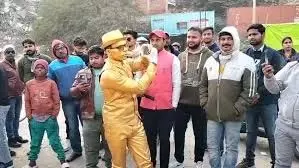 Prayagraj : माघ मेले में पहुंचा गोल्डन ब्वॉय Prayagraj : माघ मेले में पहुंचा गोल्डन ब्वॉय
