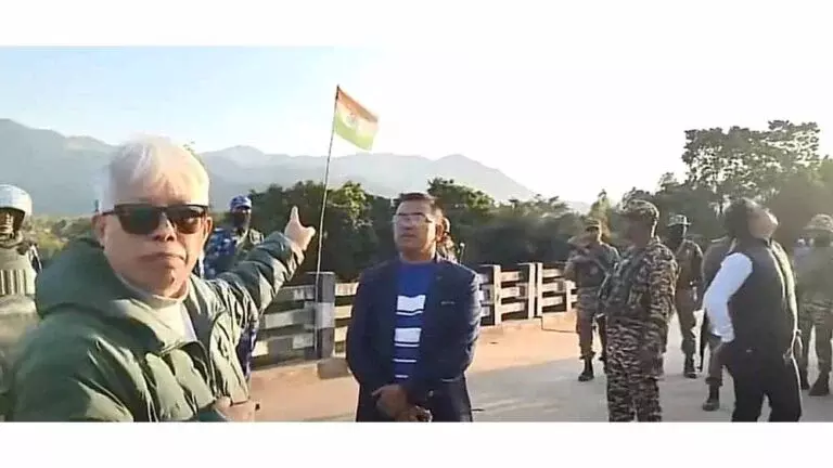 Manipur: सुरक्षा बलों ने सांसद को विस्फोट स्थल पर जाने से रोका, जिससे वे नाराज हो गए Manipur: सुरक्षा बलों ने सांसद को विस्फोट स्थल पर जाने से रोका, जिससे वे नाराज हो गए