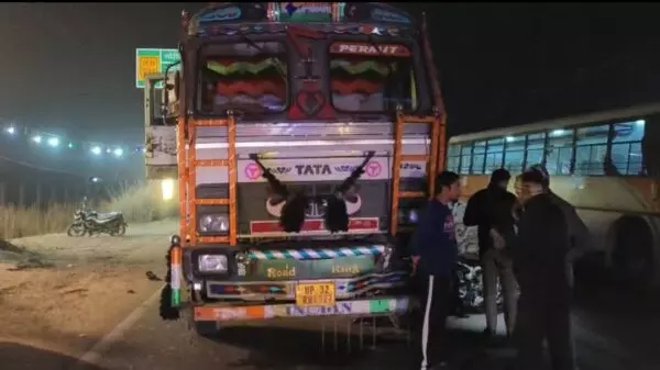 स्कूटी और ट्रक की आमने-सामने टक्कर, 2 लोगों की मौत स्कूटी और ट्रक की आमने-सामने टक्कर, 2 लोगों की मौत