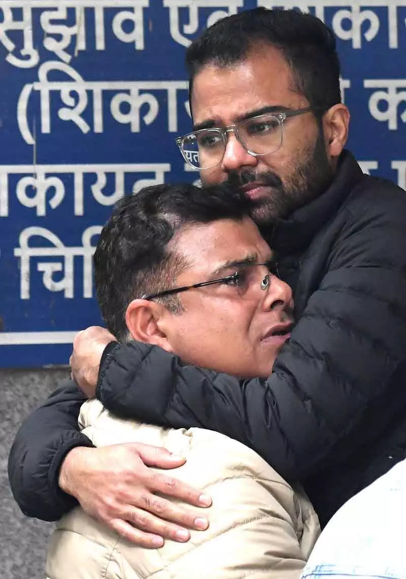 Delhi DMRC स्टाफ क्वार्टर में आग लगने से एक ही परिवार के 3 लोगों की मौत Delhi DMRC स्टाफ क्वार्टर में आग लगने से एक ही परिवार के 3 लोगों की मौत