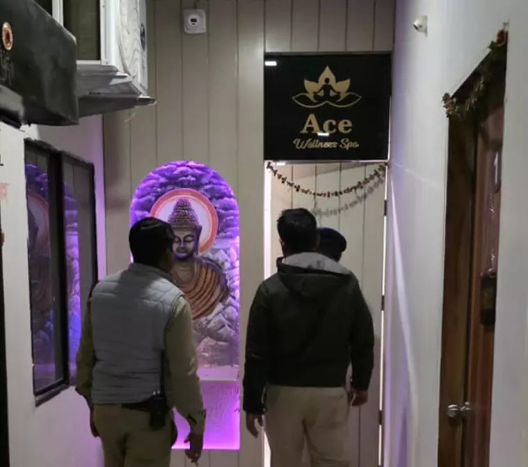 5 स्पा सेंटरों में पुलिस की रेड, सेक्स रैकेट की मिली थी शिकायत 5 स्पा सेंटरों में पुलिस की रेड, सेक्स रैकेट की मिली थी शिकायत
