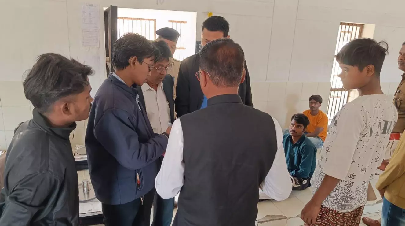 जिला जेल में 4 बंदी 18 साल से कम पाए गए, हड़कंप जिला जेल में 4 बंदी 18 साल से कम पाए गए, हड़कंप
