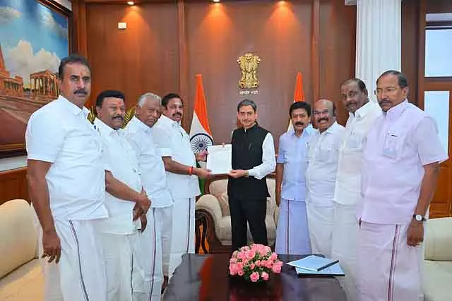 DMK शासन में 4 लाख करोड़ का भ्रष्टाचार: एडप्पादी पलानीस्वामी ने राज्यपाल से शिकायत की DMK शासन में 4 लाख करोड़ का भ्रष्टाचार: एडप्पादी पलानीस्वामी ने राज्यपाल से शिकायत की