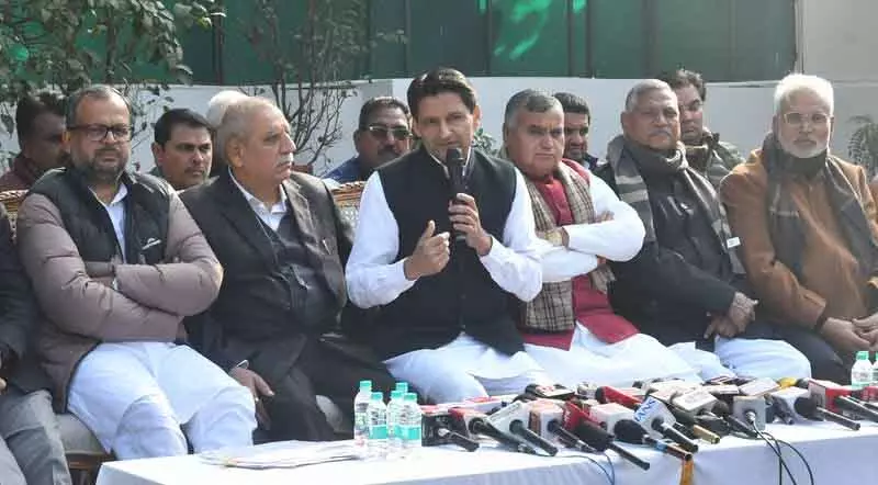 दीपेंद्र ने ‘बाहरी’ लोगों की भर्ती को लेकर SPSC चेयरमैन को हटाने की मांग की दीपेंद्र ने ‘बाहरी’ लोगों की भर्ती को लेकर SPSC चेयरमैन को हटाने की मांग की