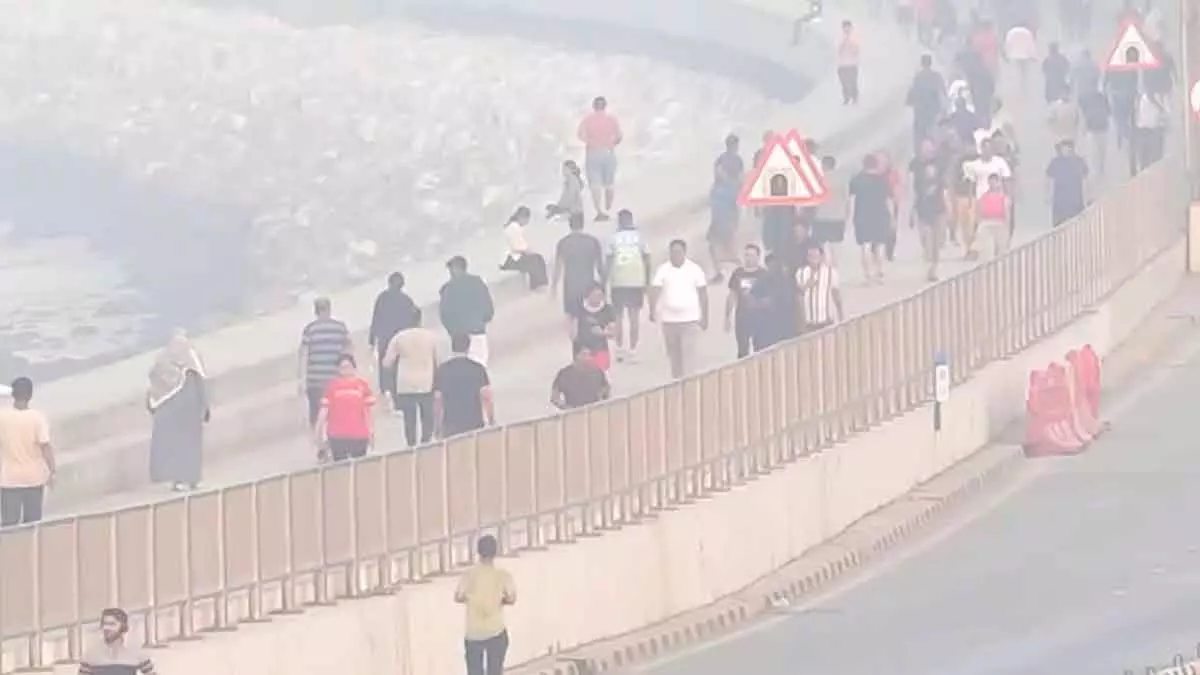 Mumbai weather : सर्दी की ठंड ने ज़हरीले स्मॉग का रास्ता दिया Mumbai weather : सर्दी की ठंड ने ज़हरीले स्मॉग का रास्ता दिया
