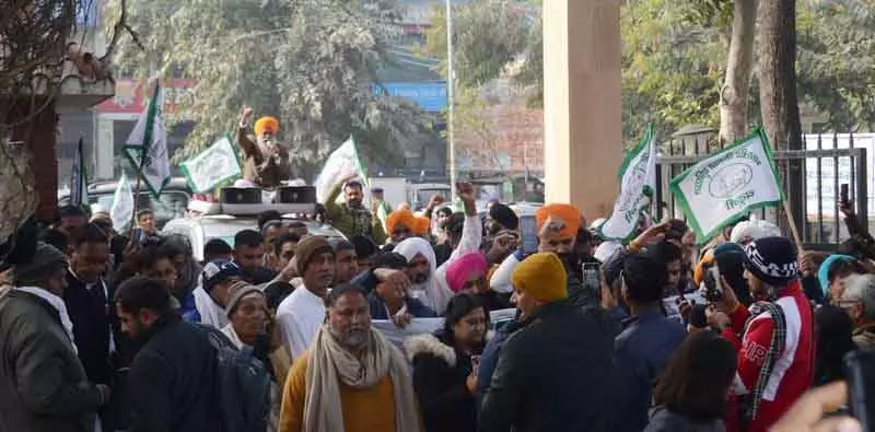 Karnal किसानों ने धान खरीद घोटाले का विरोध किया, CBI जांच की मांग की Karnal किसानों ने धान खरीद घोटाले का विरोध किया, CBI जांच की मांग की