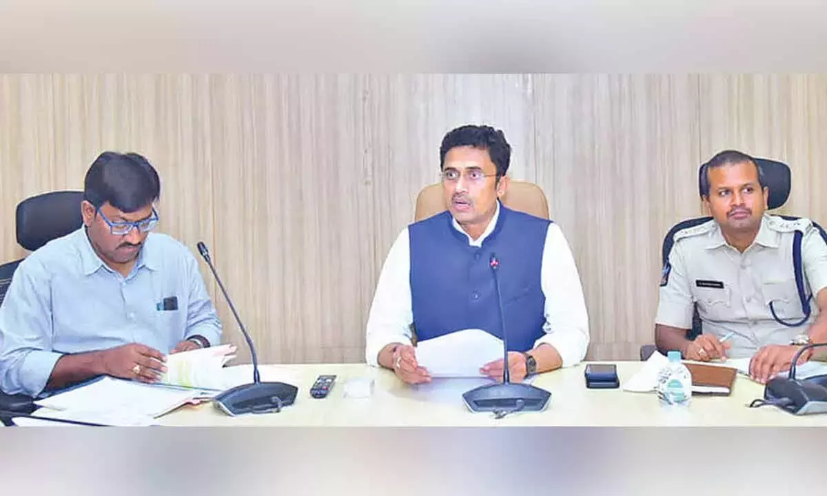 Andhra: कलेक्टर ने सहायता योजना को प्रभावी ढंग से लागू करने का आह्वान किया Andhra: कलेक्टर ने सहायता योजना को प्रभावी ढंग से लागू करने का आह्वान किया