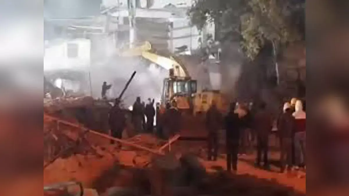 Turkman गेट पर पथराव की घटना के बाद FIR दर्ज, 10 हिरासत में लिए गए Turkman गेट पर पथराव की घटना के बाद FIR दर्ज, 10 हिरासत में लिए गए