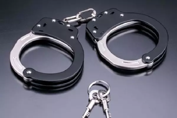 Hyderabad का एक आदमी ऑनलाइन ट्रेडिंग फ्रॉड के लिए गिरफ्तार हुआ Hyderabad का एक आदमी ऑनलाइन ट्रेडिंग फ्रॉड के लिए गिरफ्तार हुआ