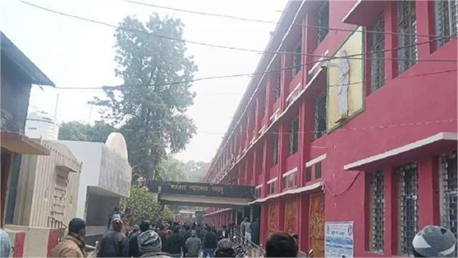 Jharkhand : न्यायालय परिसर में बिजली पैनल में लगी आग, मची अफरा-तफरी Jharkhand : न्यायालय परिसर में बिजली पैनल में लगी आग, मची अफरा-तफरी