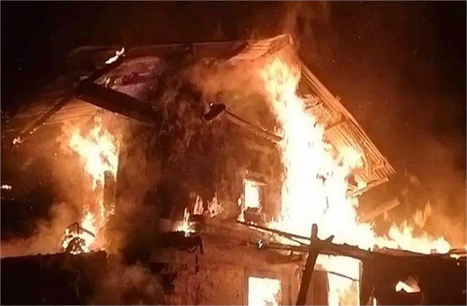 Uttarkashi: शॉर्ट सकिर्ट से आग, 3 परिवारों के मकान जले Uttarkashi: शॉर्ट सकिर्ट से आग, 3 परिवारों के मकान जले