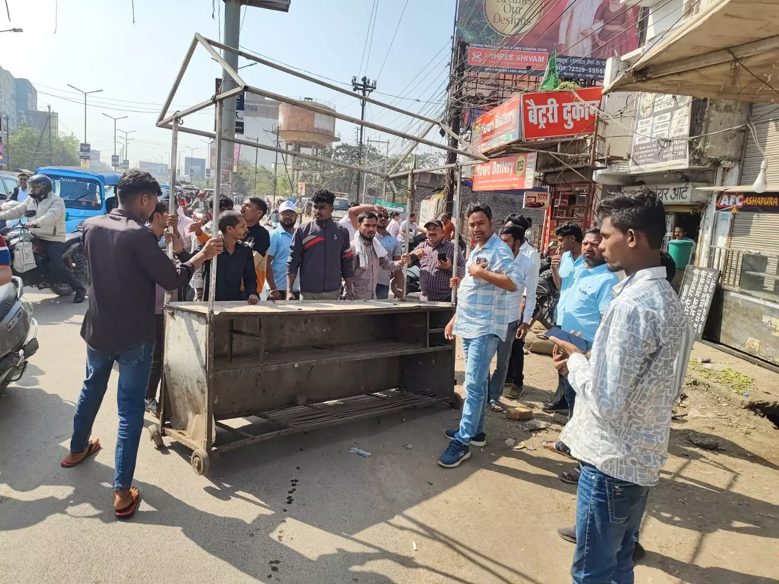मोवा ब्रिज से दलदल सिवनी मुख्य मार्ग में 13 शेड हटाए गए, 16 अवैध गुमटियां जब्त मोवा ब्रिज से दलदल सिवनी मुख्य मार्ग में 13 शेड हटाए गए, 16 अवैध गुमटियां जब्त