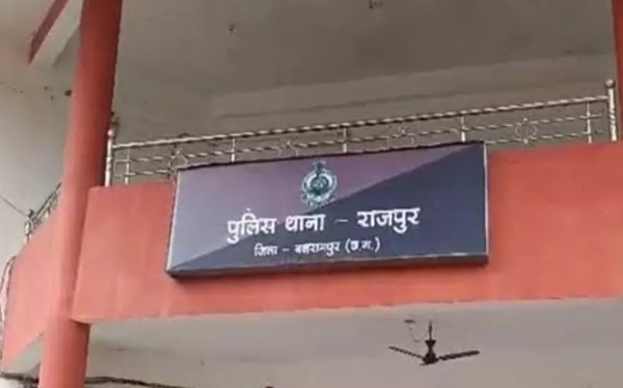 तालीबानी सजा देने वाला गिरफ्तार, पीटा था मटर चोरी करने वाले बच्चों को तालीबानी सजा देने वाला गिरफ्तार, पीटा था मटर चोरी करने वाले बच्चों को