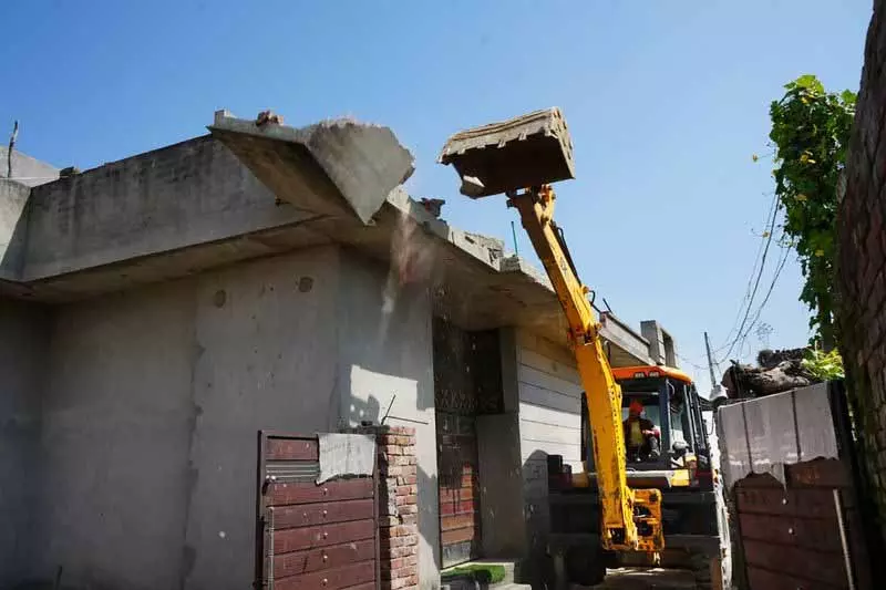 Jalandhar: ड्रग तस्कर का घर गिराया गया Jalandhar: ड्रग तस्कर का घर गिराया गया
