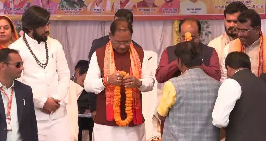 सिरकट्टी आश्रम पहुंचे CM साय, धर्मध्वजा स्थापना कलश पूजन में हुए शामिल सिरकट्टी आश्रम पहुंचे CM साय, धर्मध्वजा स्थापना कलश पूजन में हुए शामिल