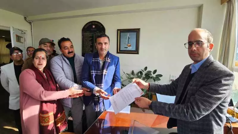 हिमाचल के सेब उत्पादकों ने उत्पीड़न का आरोप लगाया, HPMC ऑफिस में विरोध प्रदर्शन किया हिमाचल के सेब उत्पादकों ने उत्पीड़न का आरोप लगाया, HPMC ऑफिस में विरोध प्रदर्शन किया