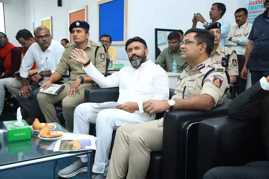 एयरपोर्ट पार्किंग नियम: MP सुधाकर ने अधिकारियों से मुलाकात की एयरपोर्ट पार्किंग नियम: MP सुधाकर ने अधिकारियों से मुलाकात की