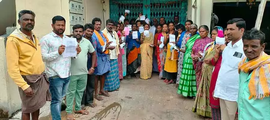 Karnataka : गिरवी रखे गहने खोने वालों का विरोध प्रदर्शन Karnataka : गिरवी रखे गहने खोने वालों का विरोध प्रदर्शन