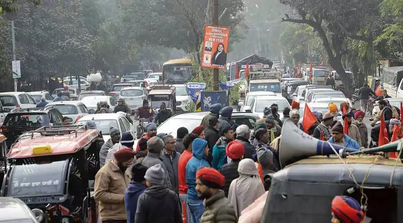 मज़दूरों और कर्मचारियों ने Jalandhar DC ऑफ़िस का गेट 2 घंटे तक जाम रखा मज़दूरों और कर्मचारियों ने Jalandhar DC ऑफ़िस का गेट 2 घंटे तक जाम रखा