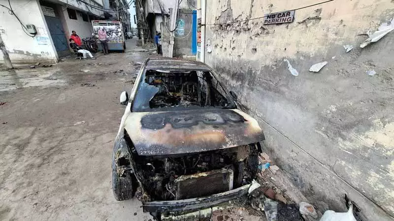 Ludhiana: खड़ी गाड़ी में आग लग गई Ludhiana: खड़ी गाड़ी में आग लग गई